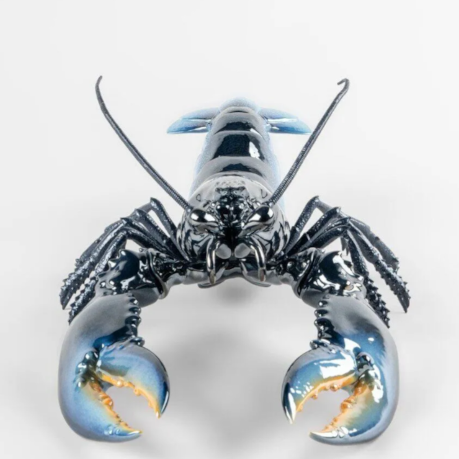 Handgefertigte Porzellanfigur eines realistischen Hummers in edlem Design.