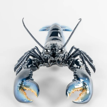 Handgefertigte Porzellanfigur eines realistischen Hummers in edlem Design.