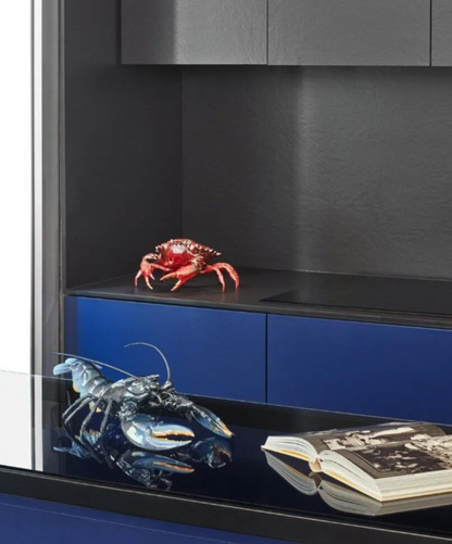 Detailreiche Lladró-Hummerskulptur in intensiven Blautönen.