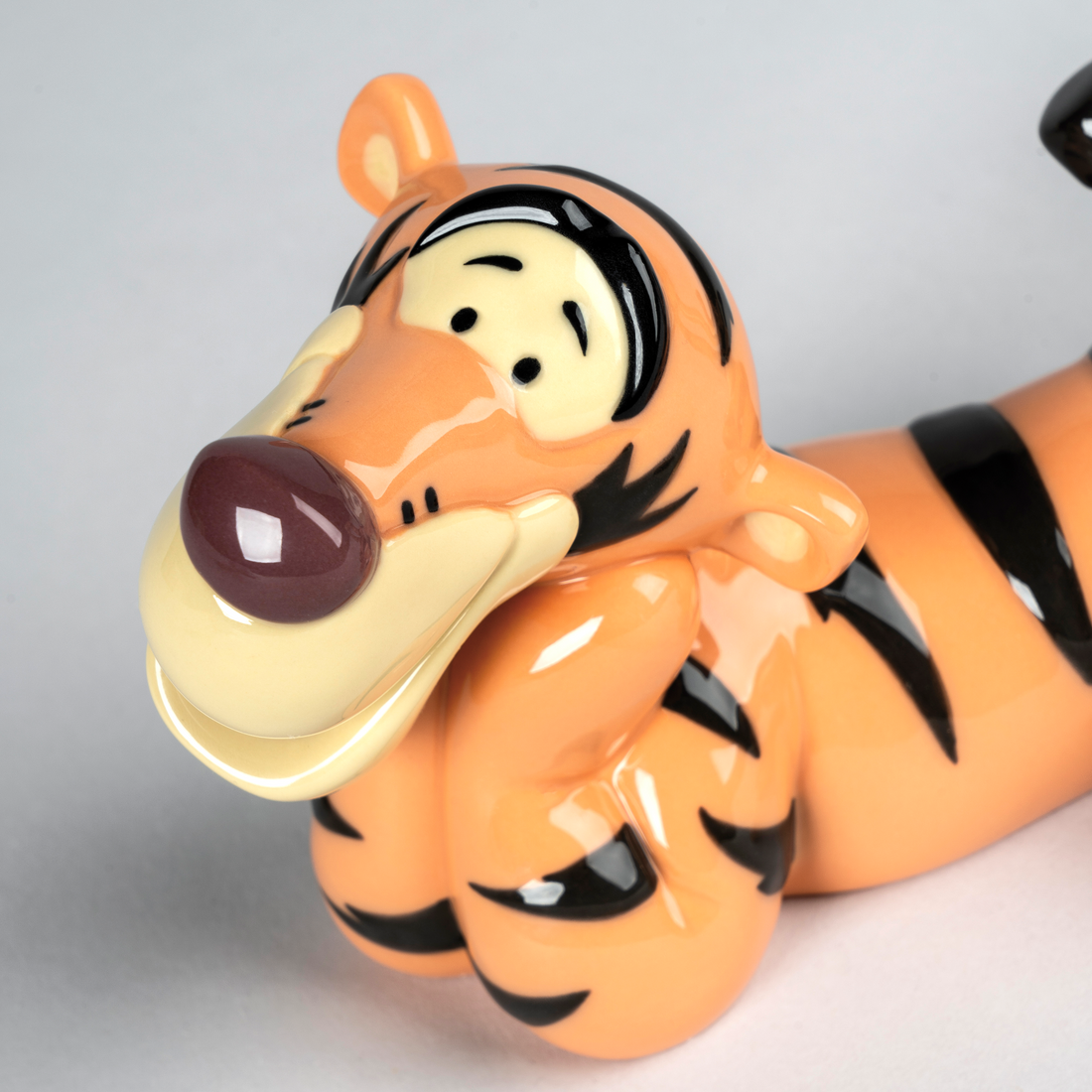 Hochwertige Porzellanfigur von Tigger mit fröhlichem Ausdruck und dynamischer Pose.