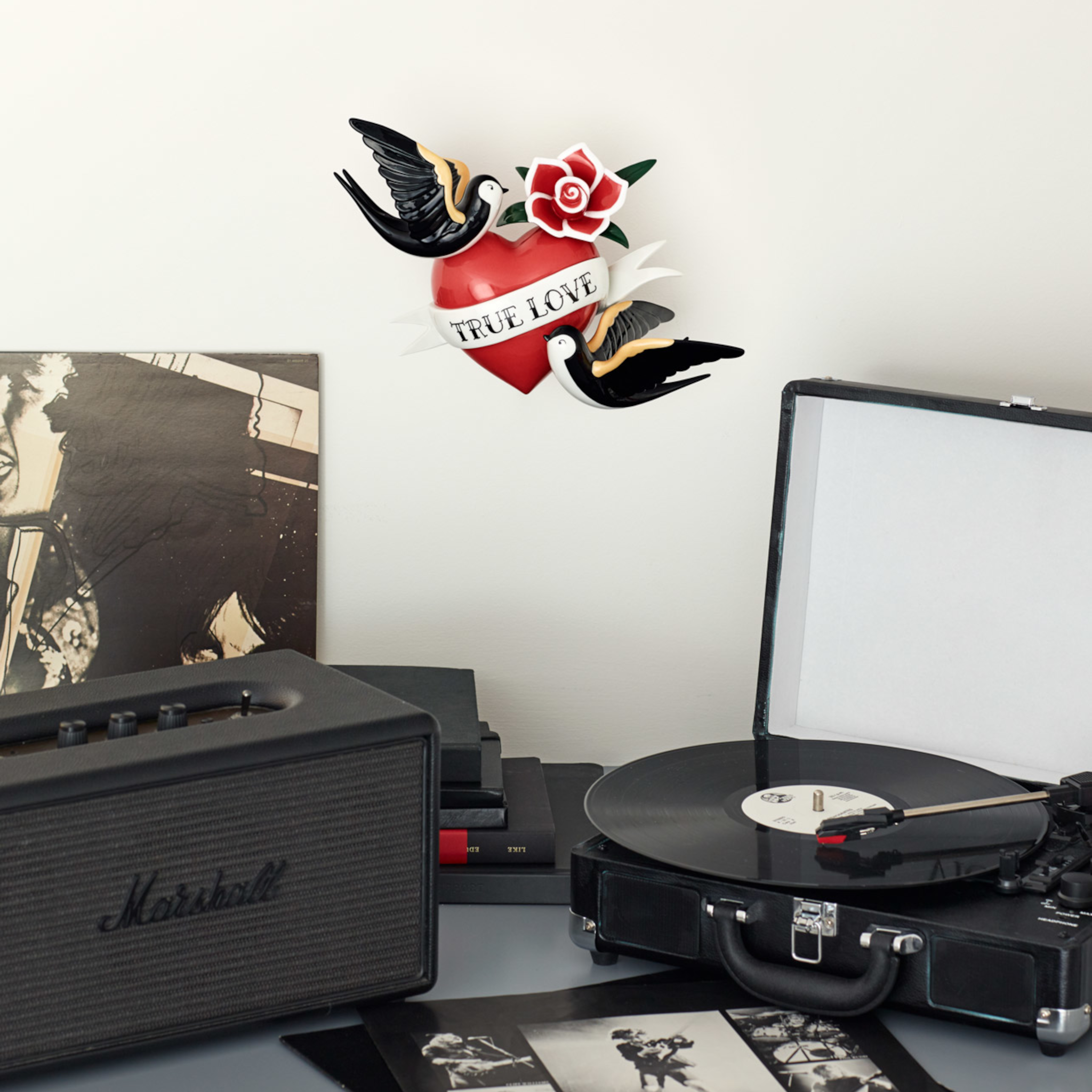 Handgefertigte Lladró-Figur aus Porzellan mit romantischem Design.