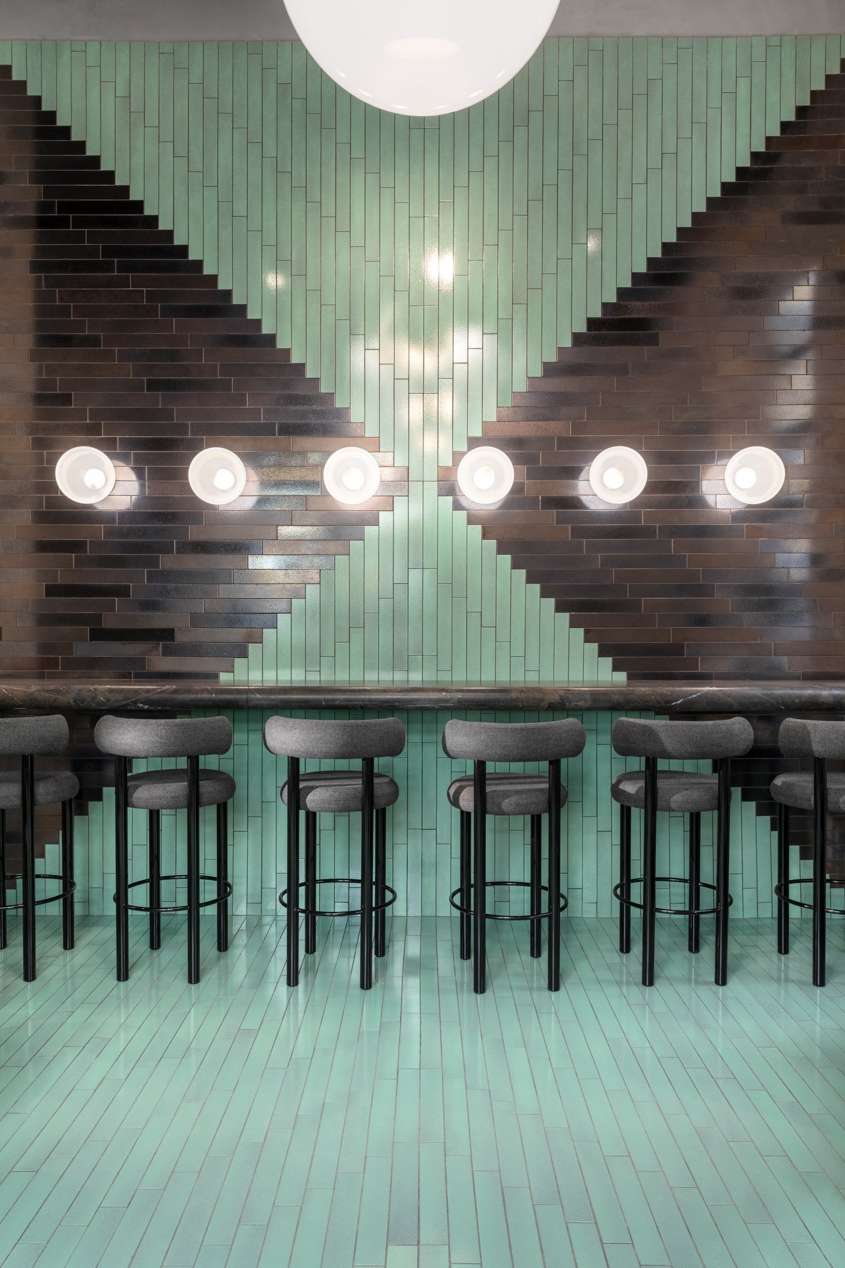 Taburete de bar Fat de 75 cm – Bouclé de arcilla alpina | Acero negro pulido