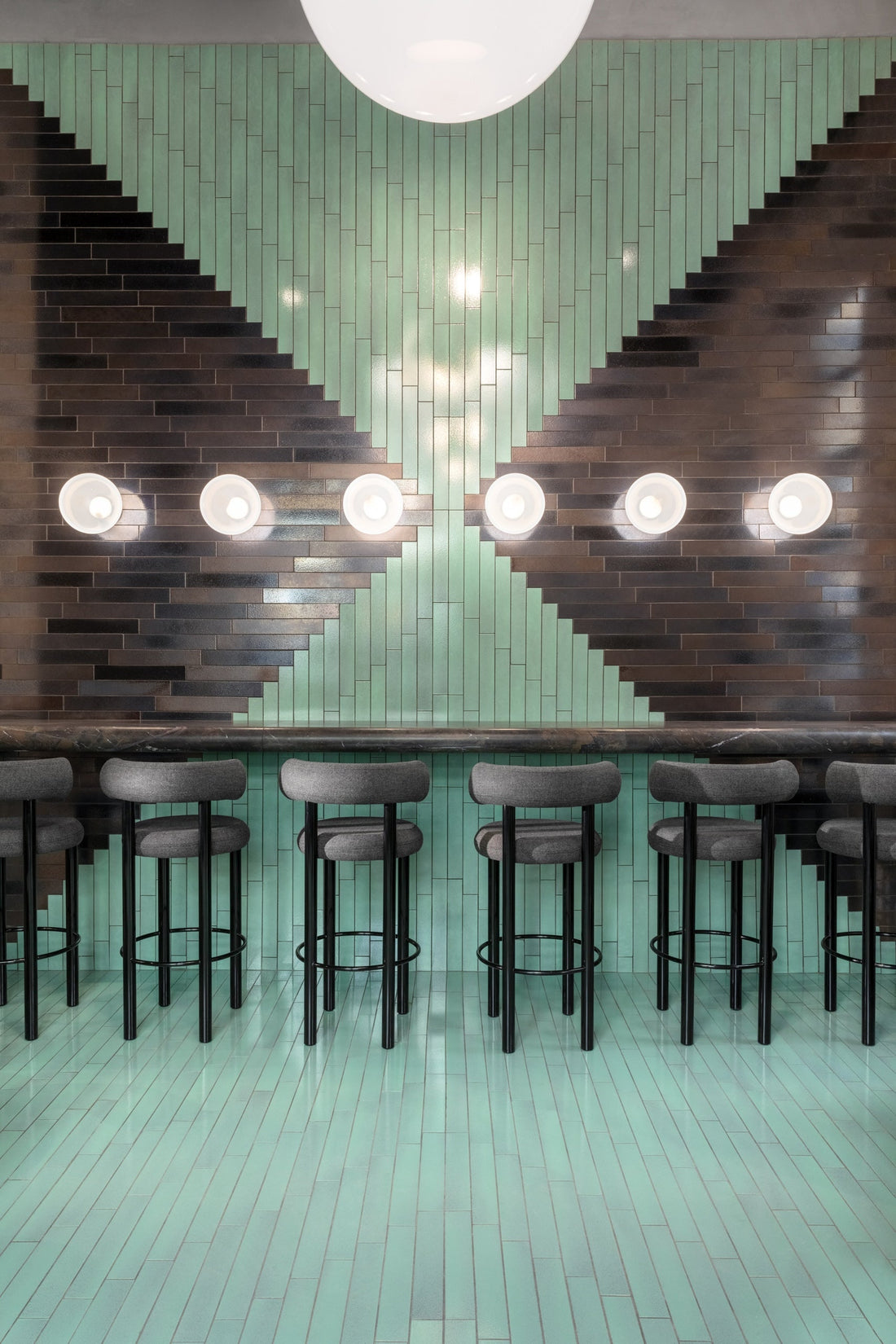Taburete de bar Fat de 75 cm con estructura de acero negro y tapizado Kvadrat Hallingdal Mid Grey