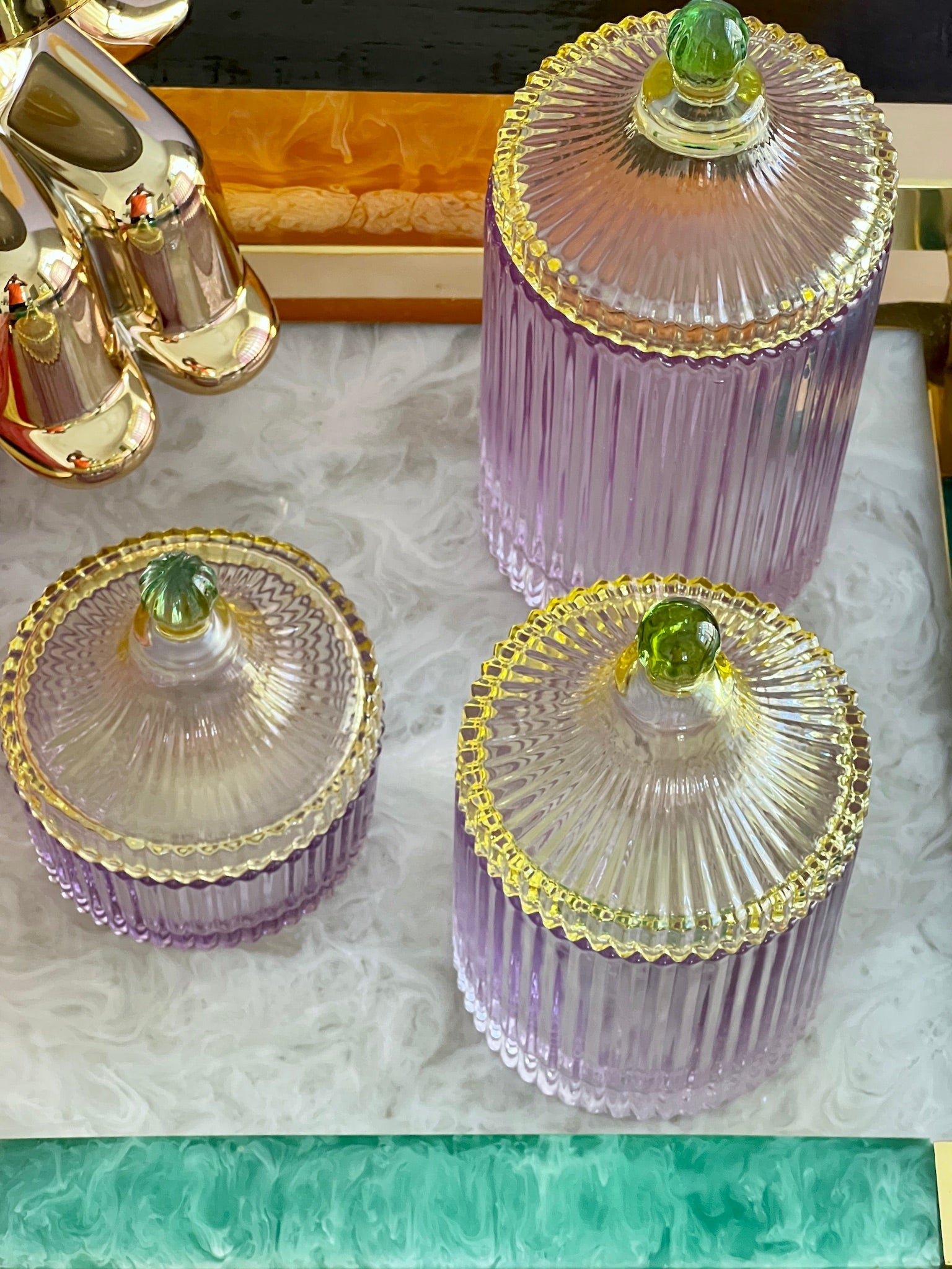 Glasdosen in lila-gelb mit Deckel
