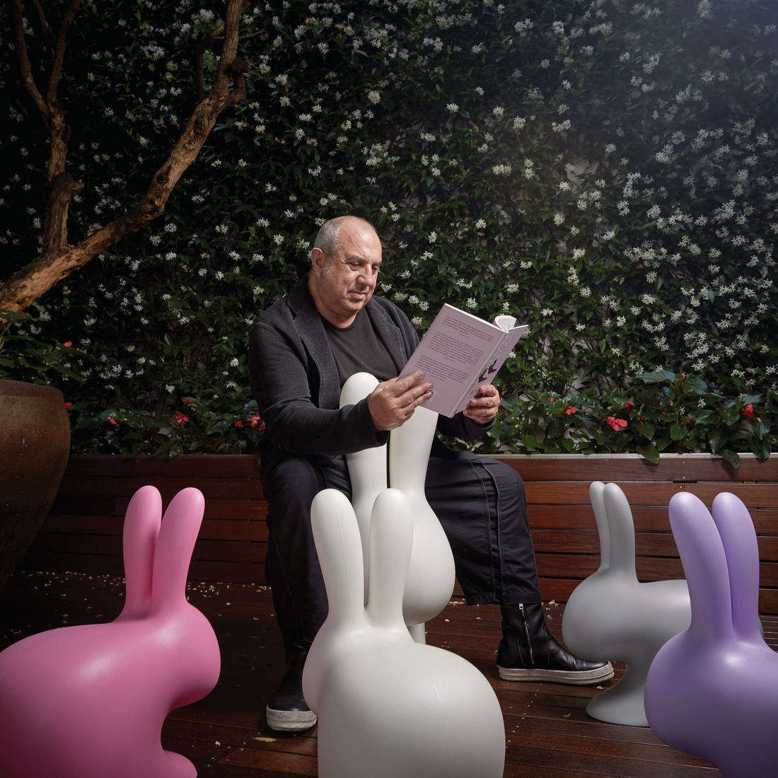 Stilvoller Sitzhocker in Weiß – der RABBIT CHAIR von Qeeboo.