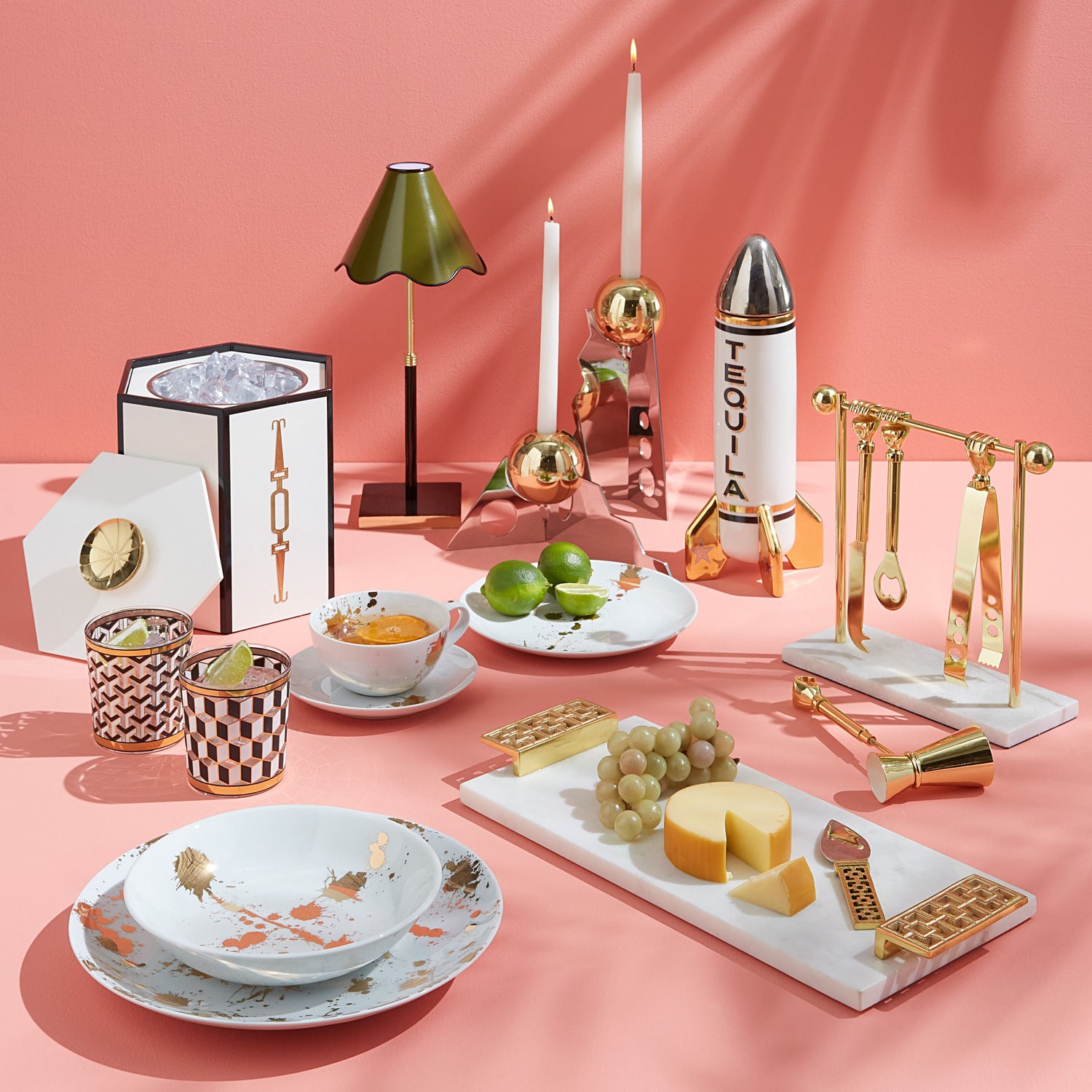 Goldenes Bar-Set mit Hantelgriff-Design und weißem Marmorfuß