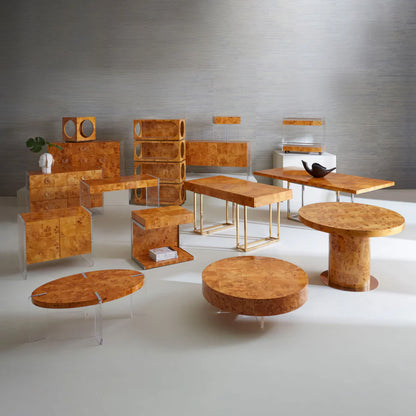 Honigfarbene Kommode aus Wurzelholz, ausgestattet mit sechs Schubladen und transparenten Acrylgriffen