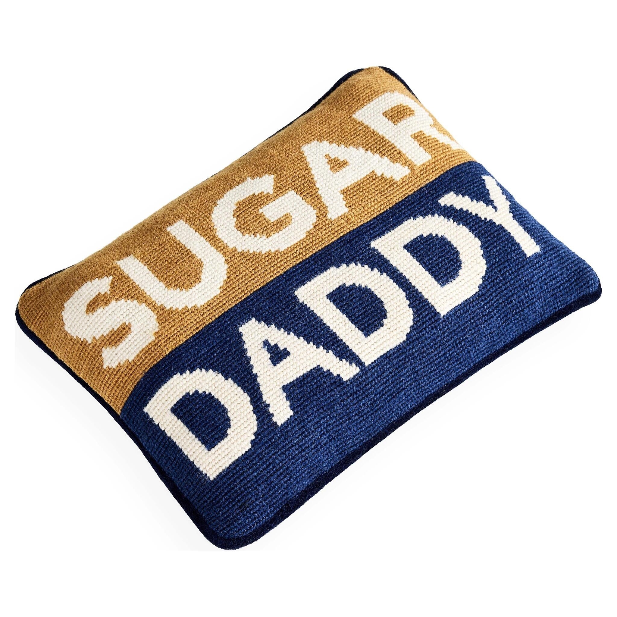 Handbesticktes Dekokissen mit SUGAR DADDY Schriftzug von Jonathan Adler