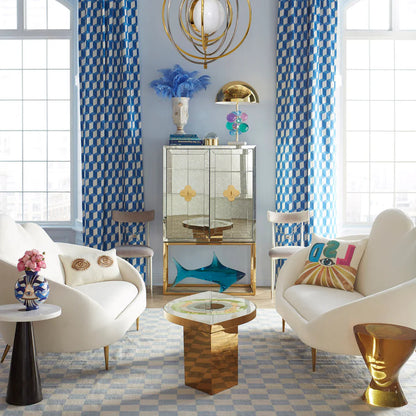 Stilvoller Barschrank mit blau lackiertem Innenraum und goldakzentuierten Griffdetails