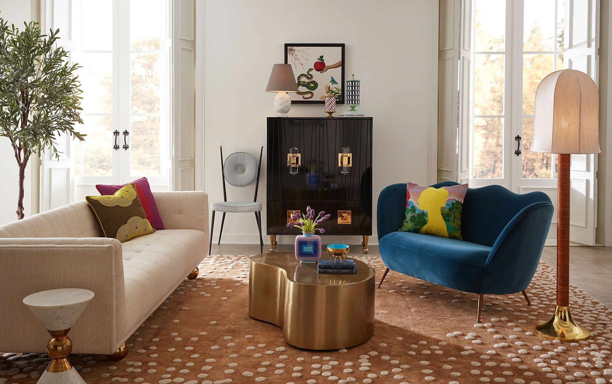 Moderner Beistelltisch in Gold mit weichen Rundungen