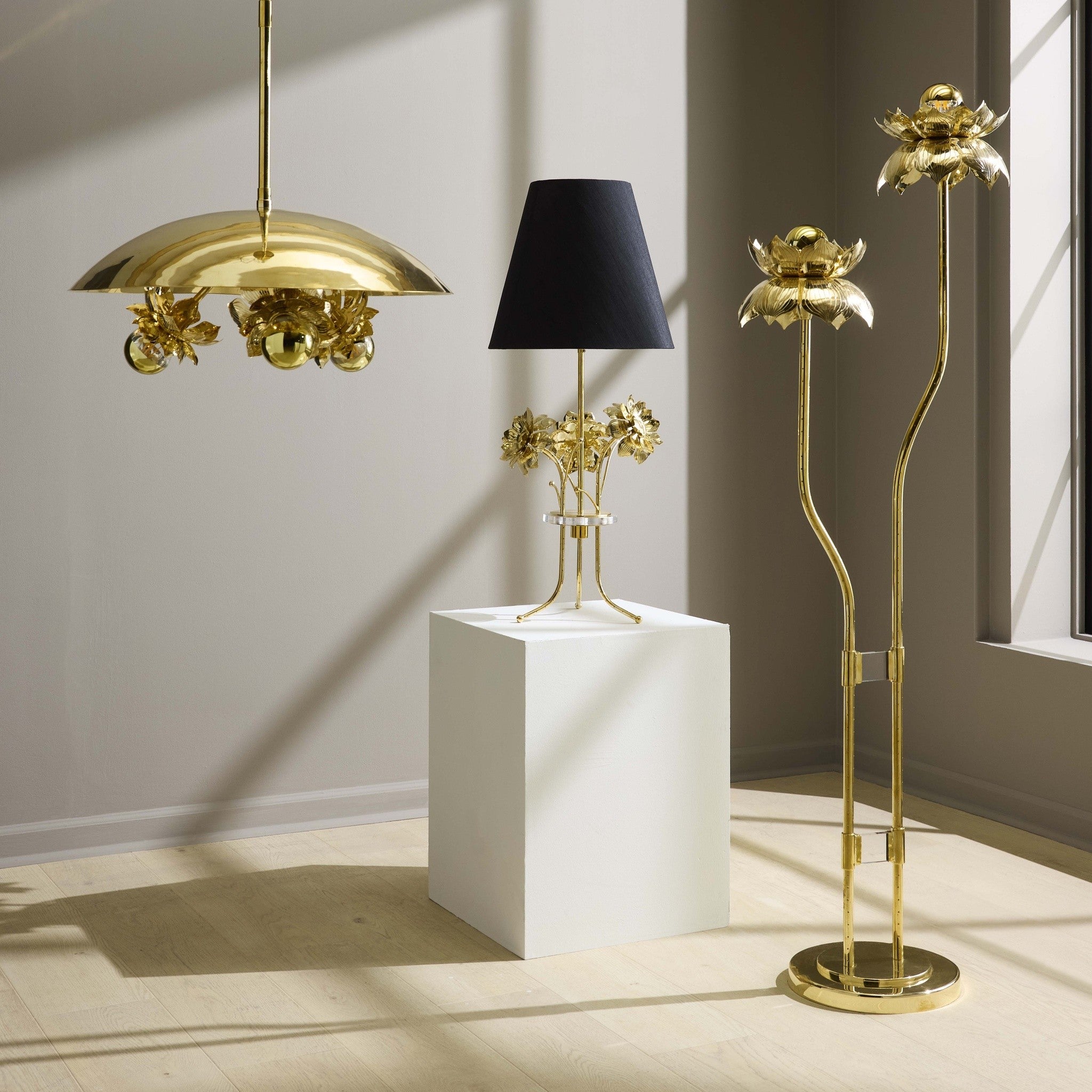 Elegante Design-Stehleuchte aus Messing für Wohnräume von Jonathan Adler