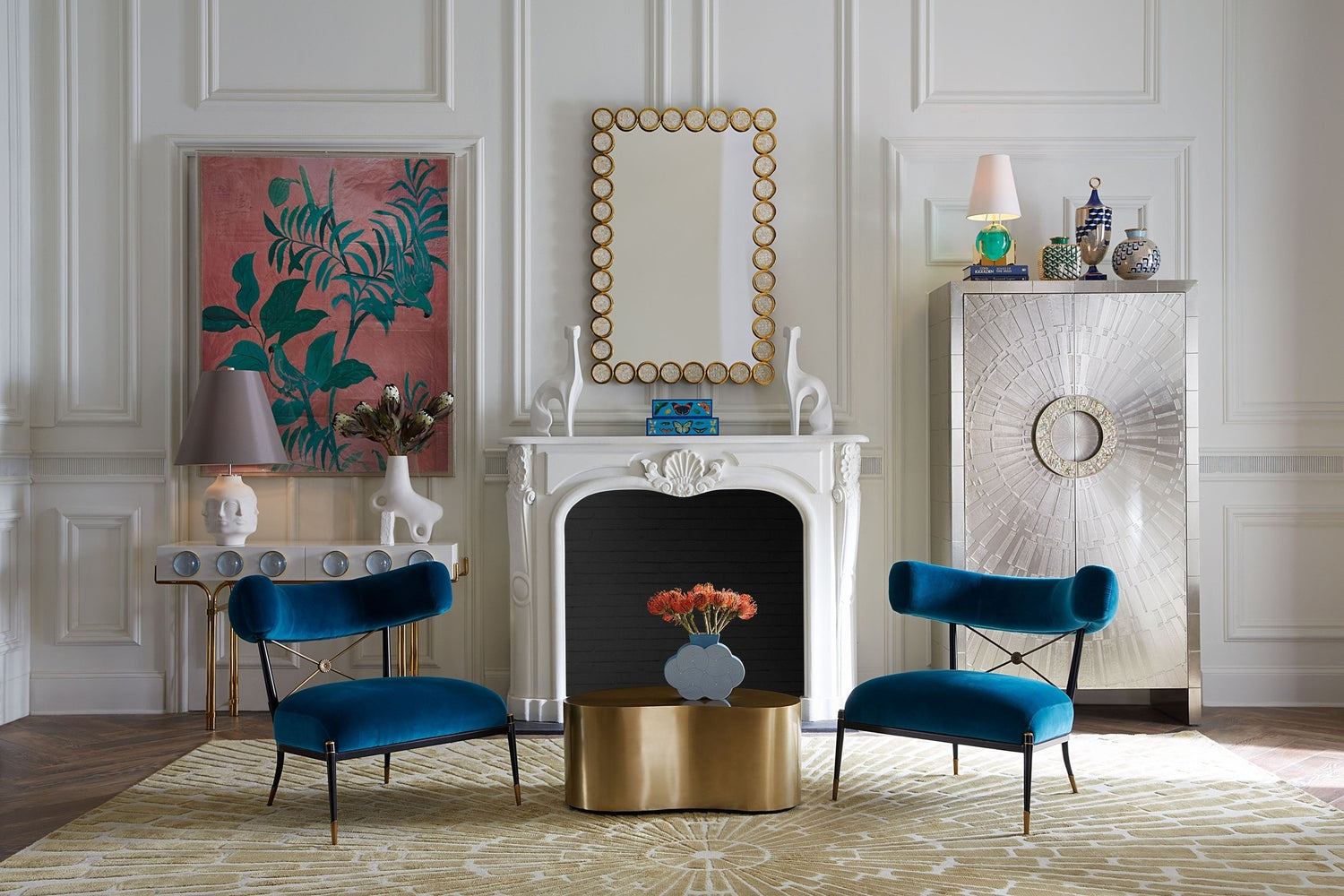 Design Tisch mit geschwungener Silhouette und Messingoberfläche