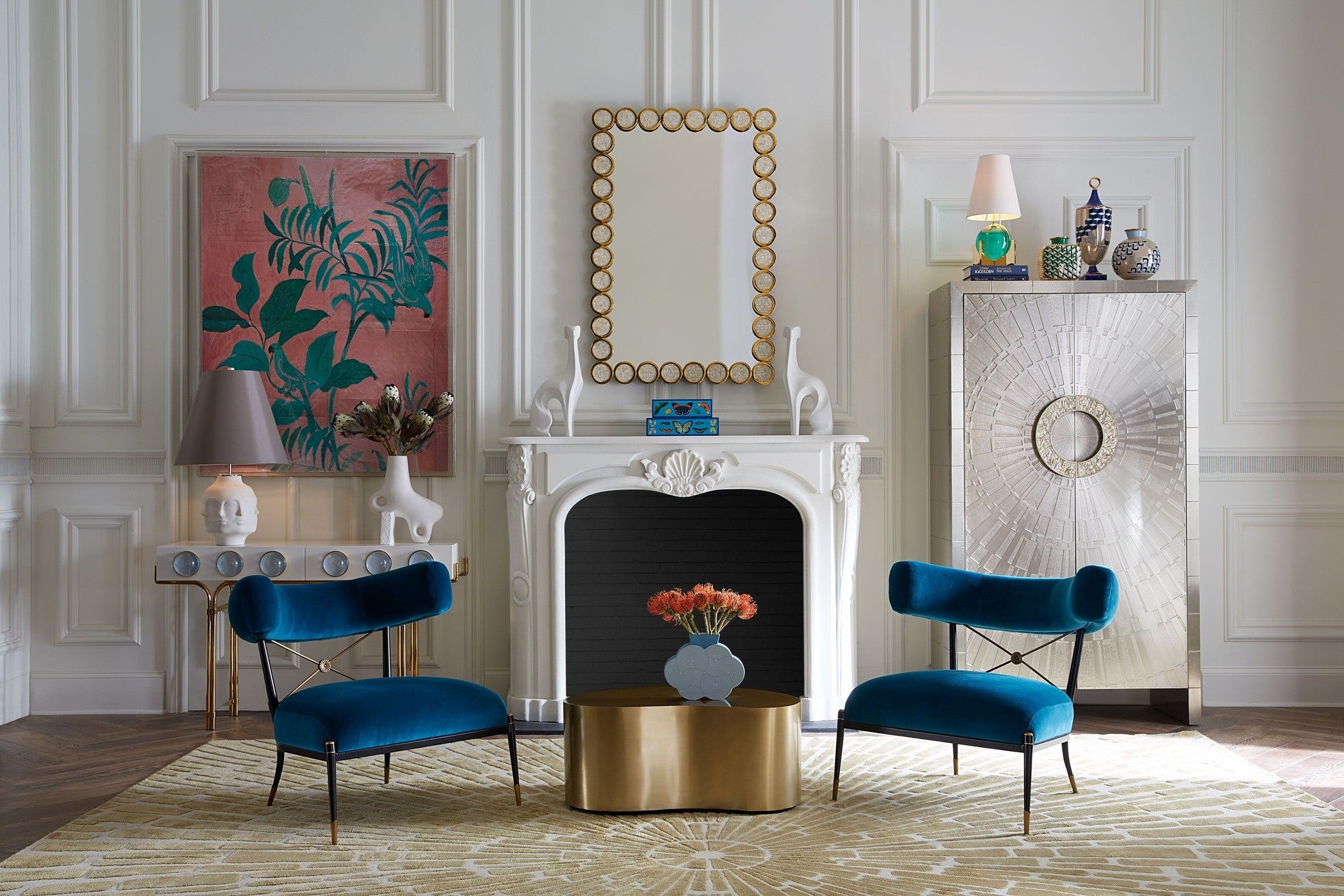 Design Tisch mit geschwungener Silhouette und Messingoberfläche