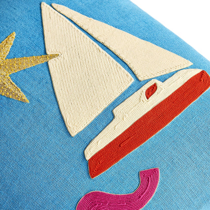 Blaues Dekokissen mit Segelboot und Sonne von Jonathan Adler
