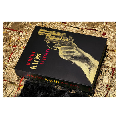 Blick auf geöffnete Albert Watson Kaos Schlagkassette mit Sammlerbuch