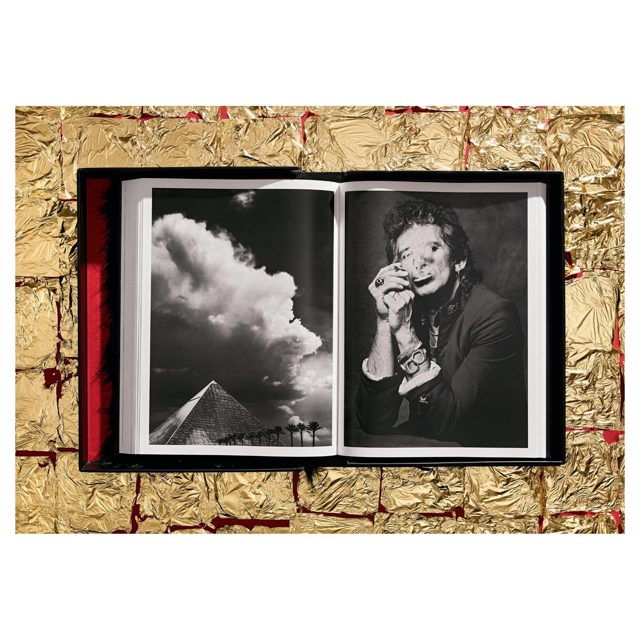 Albert Watson Kaos SUMO-Bildband Cover – Limitierte Art Edition mit goldenem Revolvermotiv