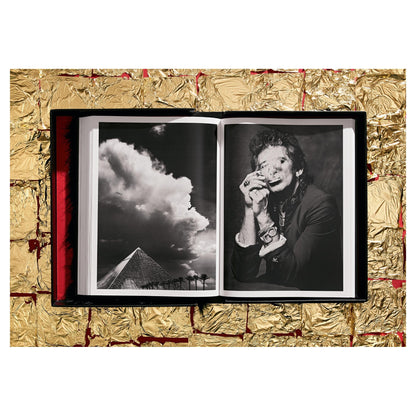 Albert Watson Kaos SUMO-Bildband Cover – Limitierte Art Edition mit goldenem Revolvermotiv