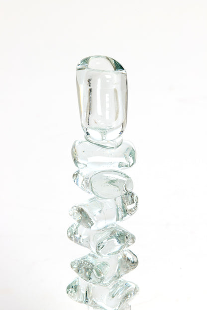 Moderner Kerzenhalter aus transparentem Glas mit organischem Design
