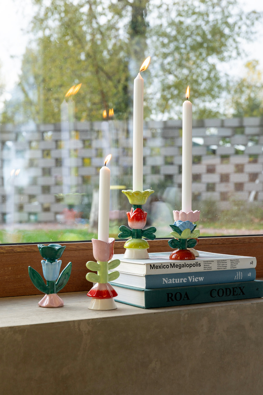 Florales Designobjekt mit handbemalter Oberfläche - Kerzenleuchter von &amp;k Amsterdam