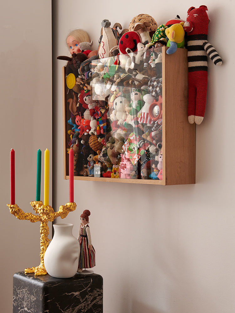 Der Kerzenständer DRIP in gold und 4-armig begeistert mit spannenden Design und kann sowohl als Kerzenhalter und moderne Wohnraumdekroation eingesetzt werden.