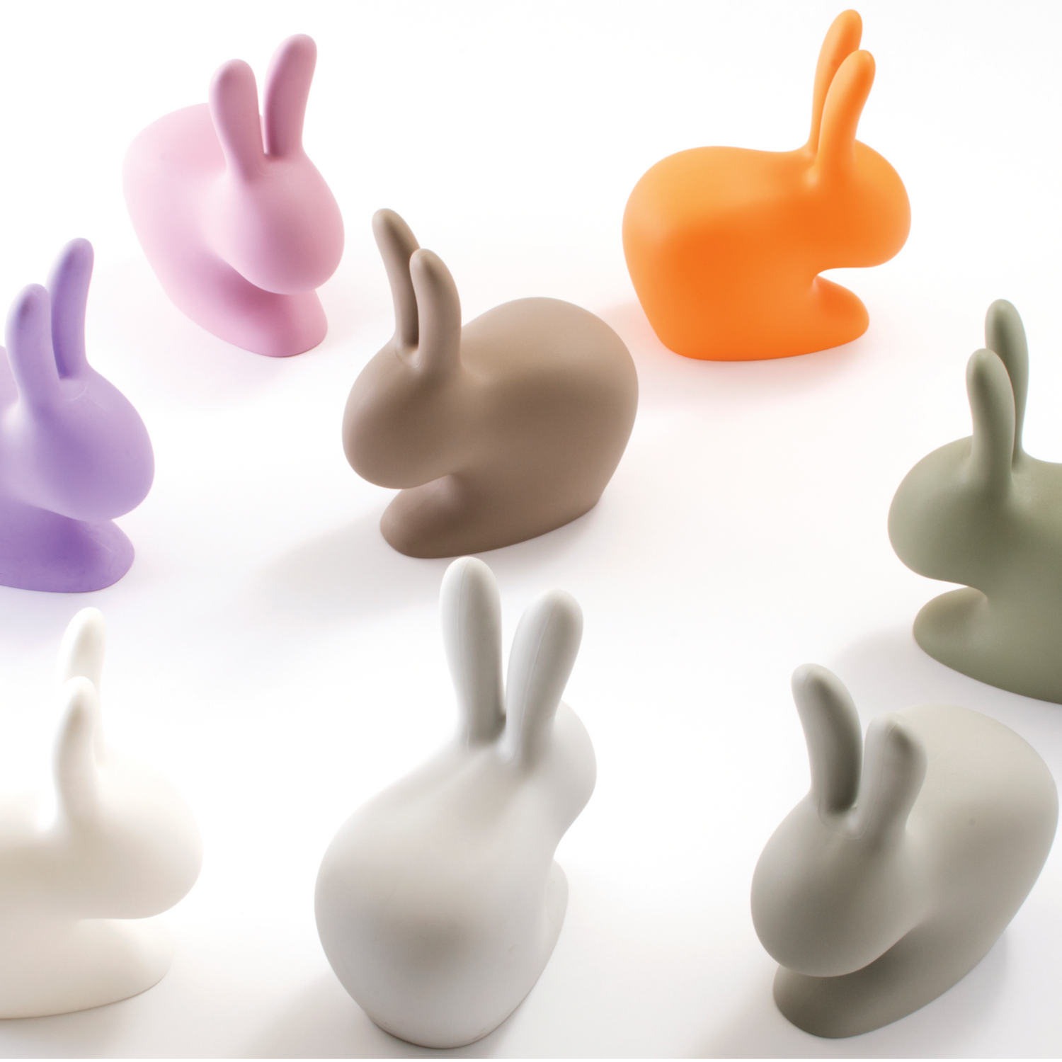 Detailaufnahme des weißen RABBIT CHAIR BABY mit langen Hasenohren.