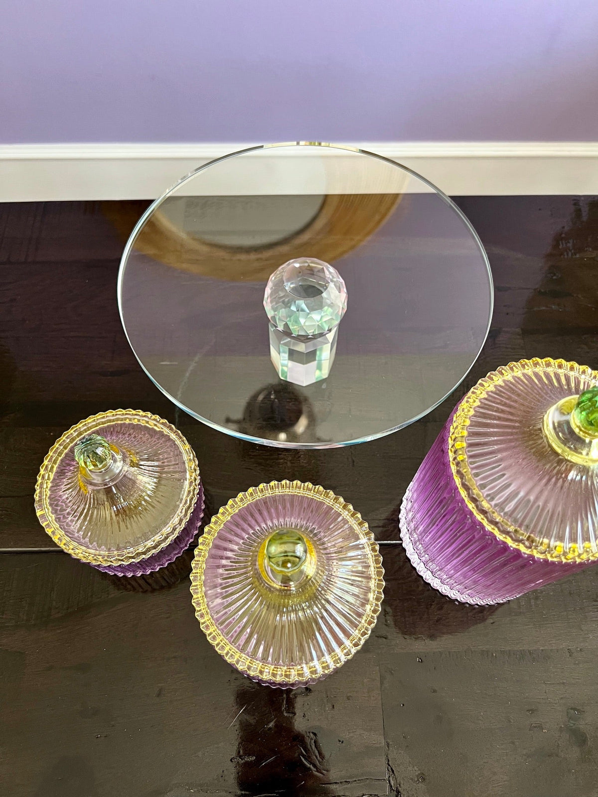 Kuchenplatte und Glas Bonbonniere