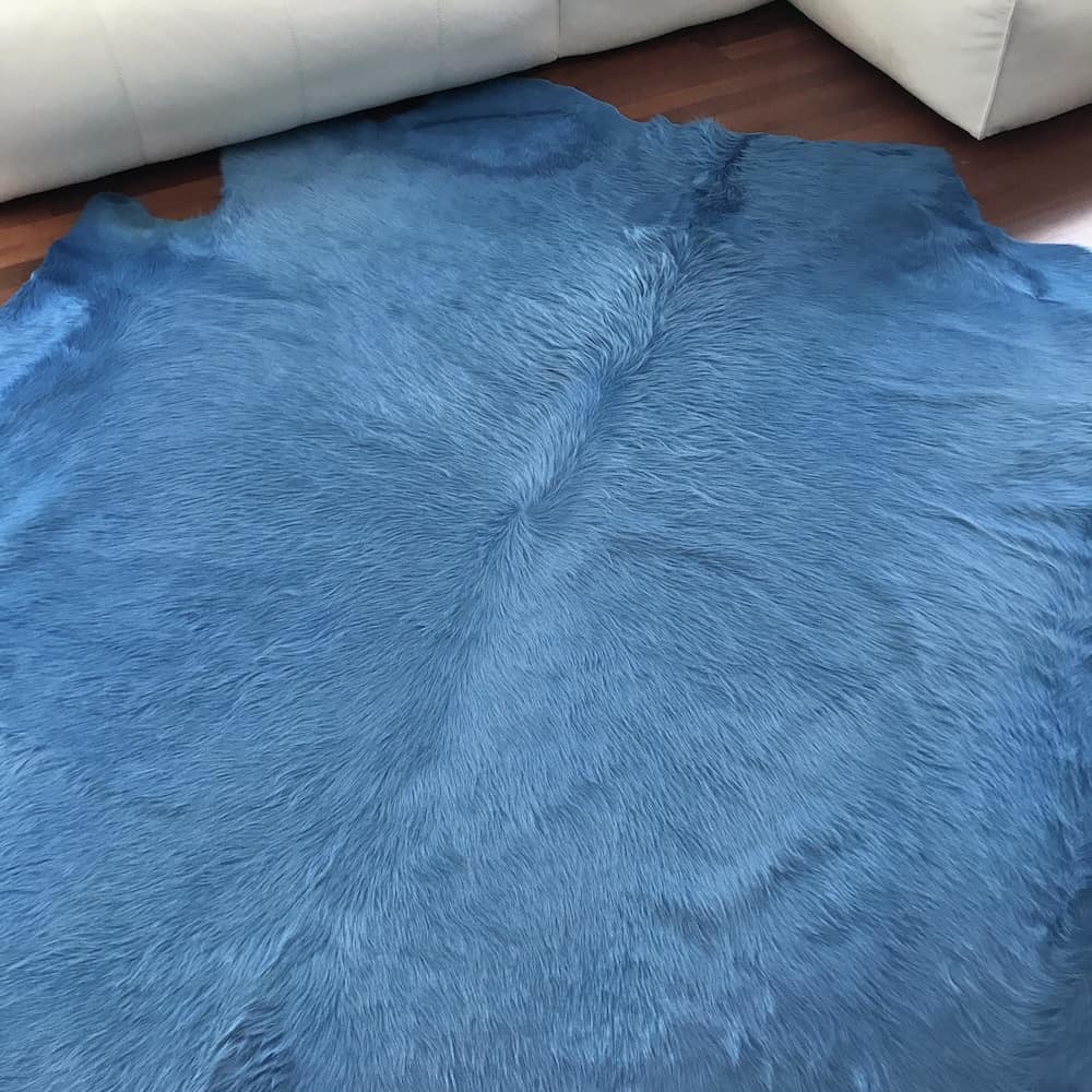 Kuhfell Teppich himmlisches Blau
