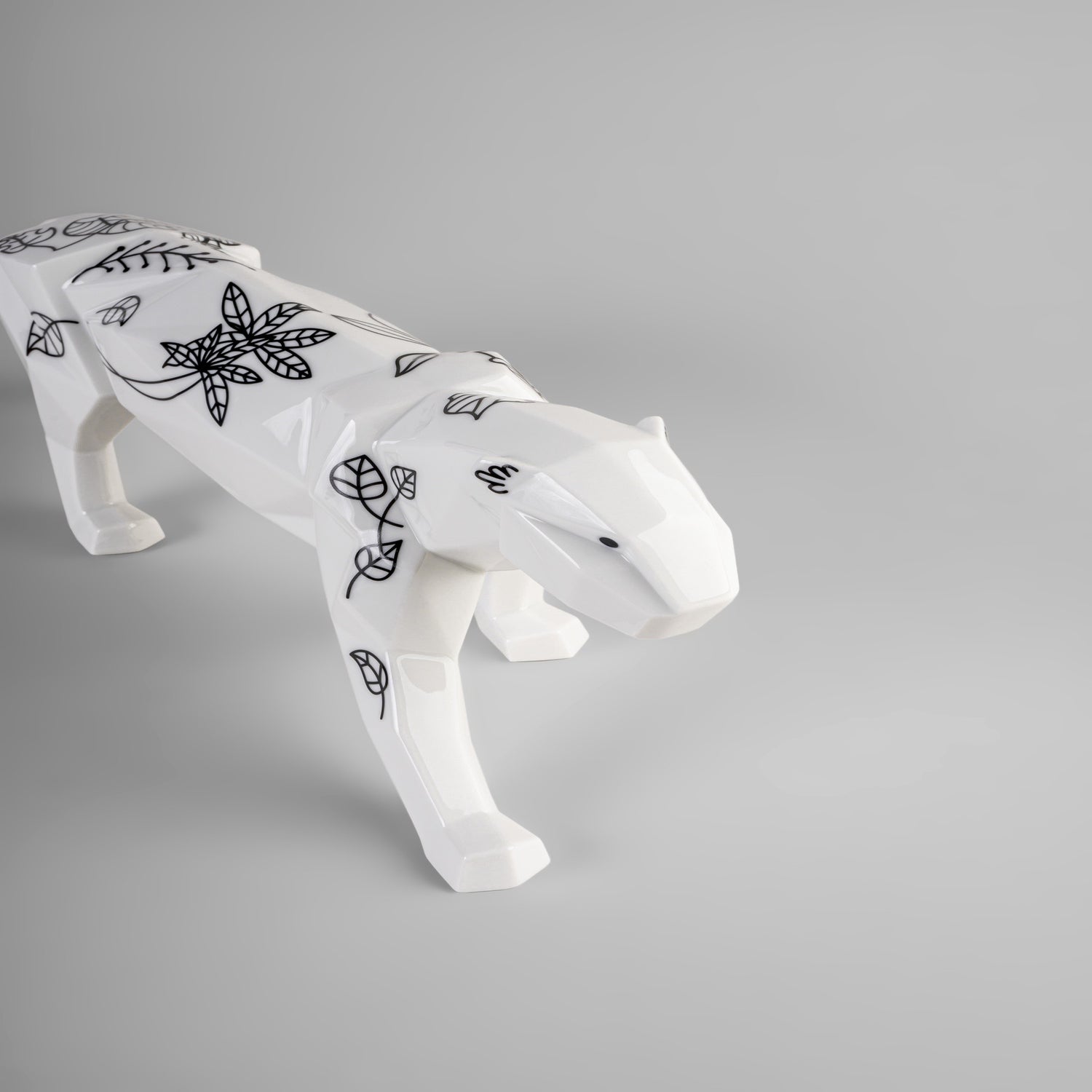 Panther Skulptur aus Porzellan im Origami-Stil – kunstvoll dekoriert