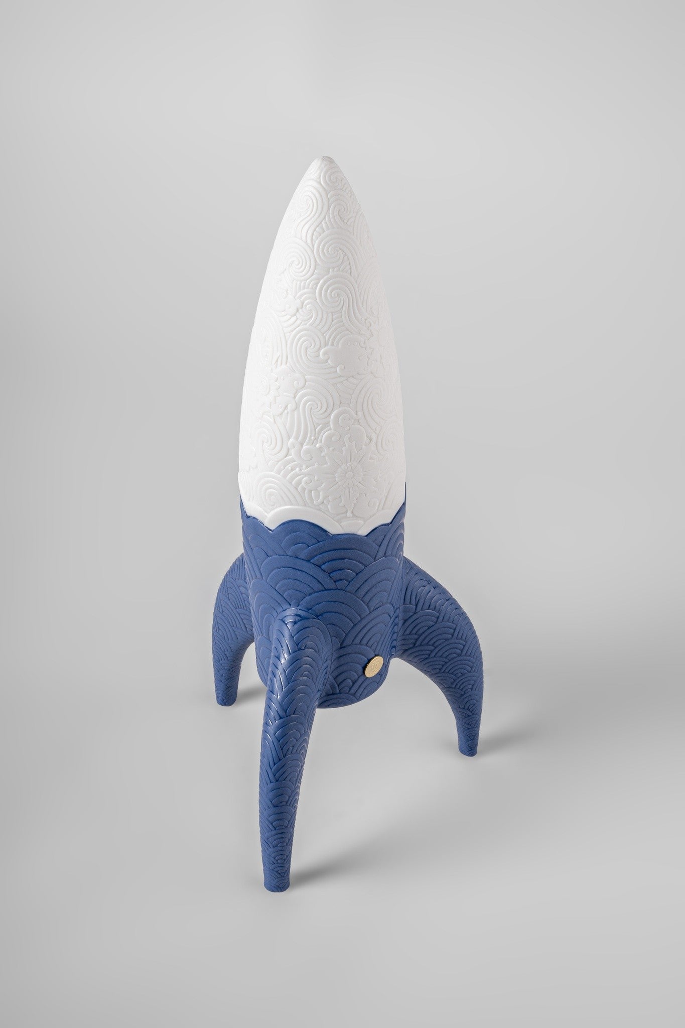 Gravierte Ornamente und Lichtdurchlässigkeit im oberen Bereich