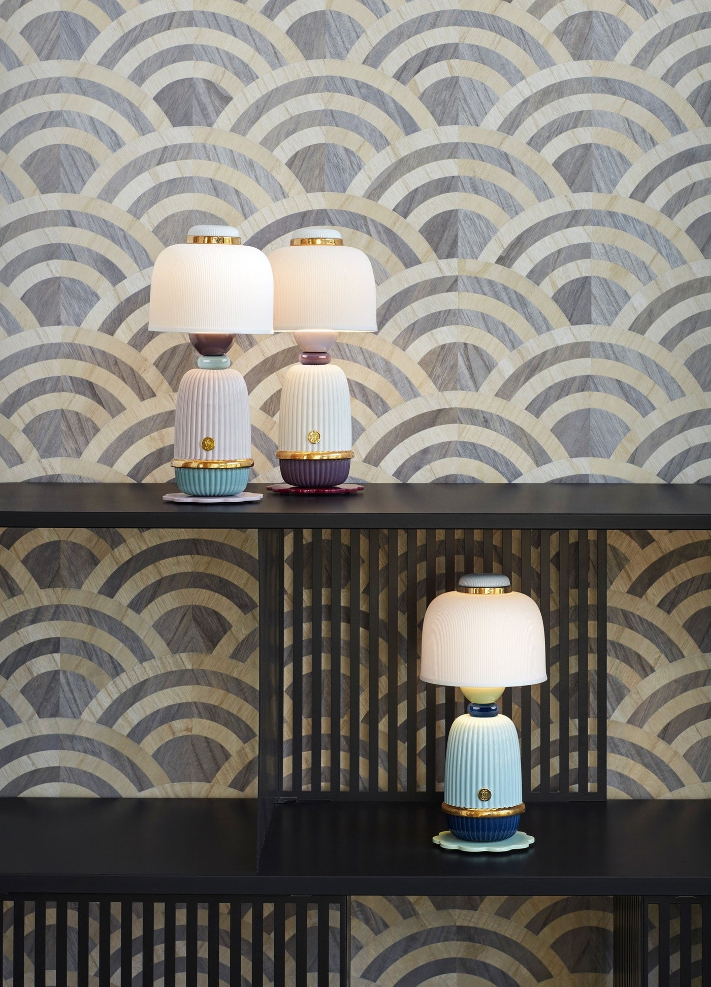 KOKESHI Lampe von Lladró ist eine kabellose Tischlampe aus edlem Porzellan.