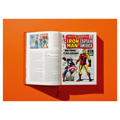 Präsentation des Marvel-Buchs auf Holzuntergrund