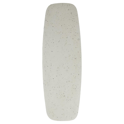 Weißer Tisch mit architektonischer Silhouette