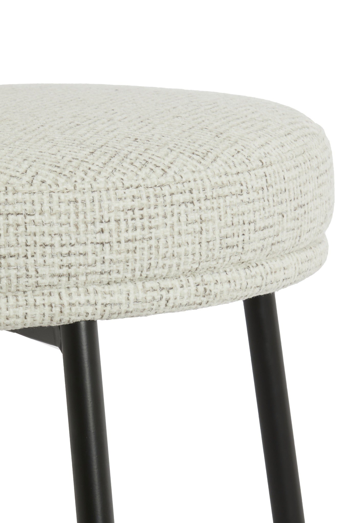 Designstuhl mit hellem Stoffbezug und Metallbeinen