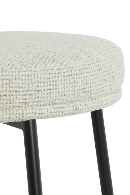 Designstuhl mit hellem Stoffbezug und Metallbeinen