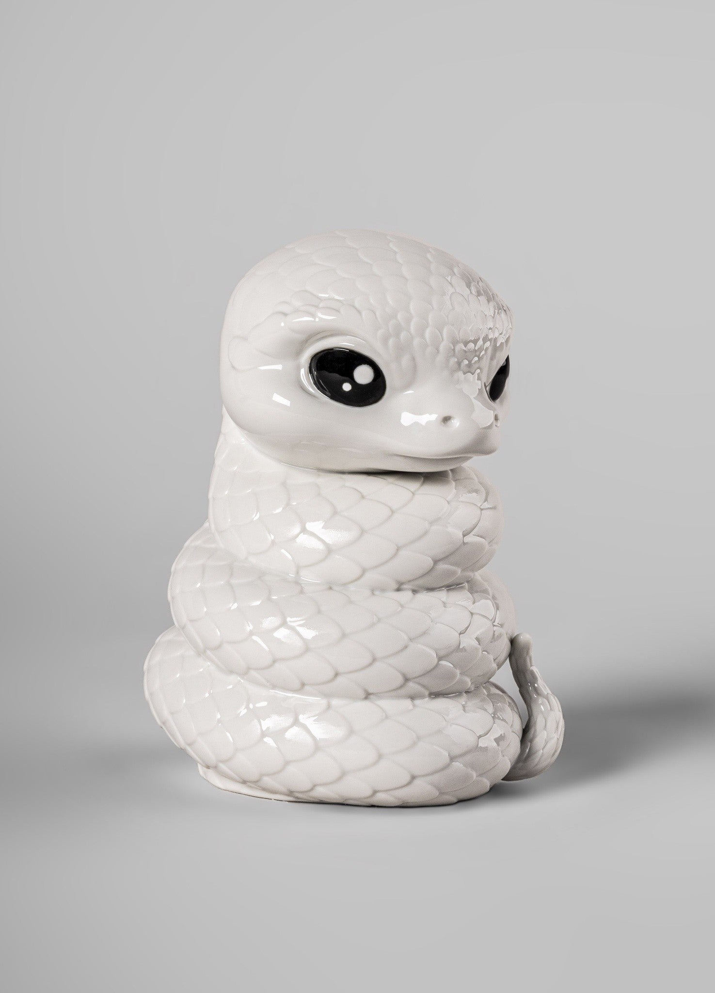 Porzellanfigur Baby Snake mit glänzender und matter Oberfläche