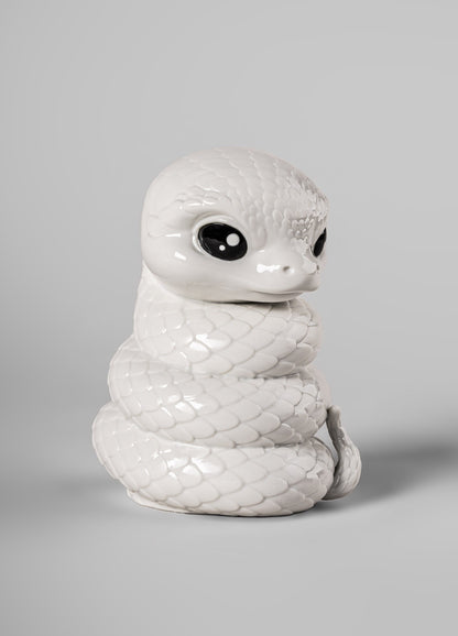 Porzellanfigur Baby Snake mit glänzender und matter Oberfläche