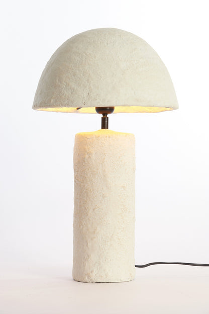 Moderne Tischleuchte aus Papiermaché in warmer Crème-Farbe