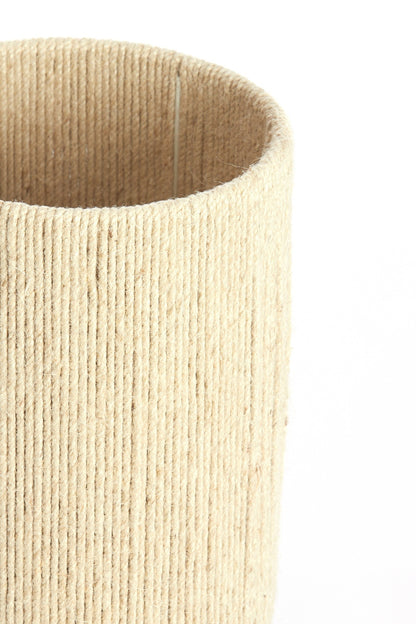 Zylindrische Tischleuchte in Creme mit Jute-Optik