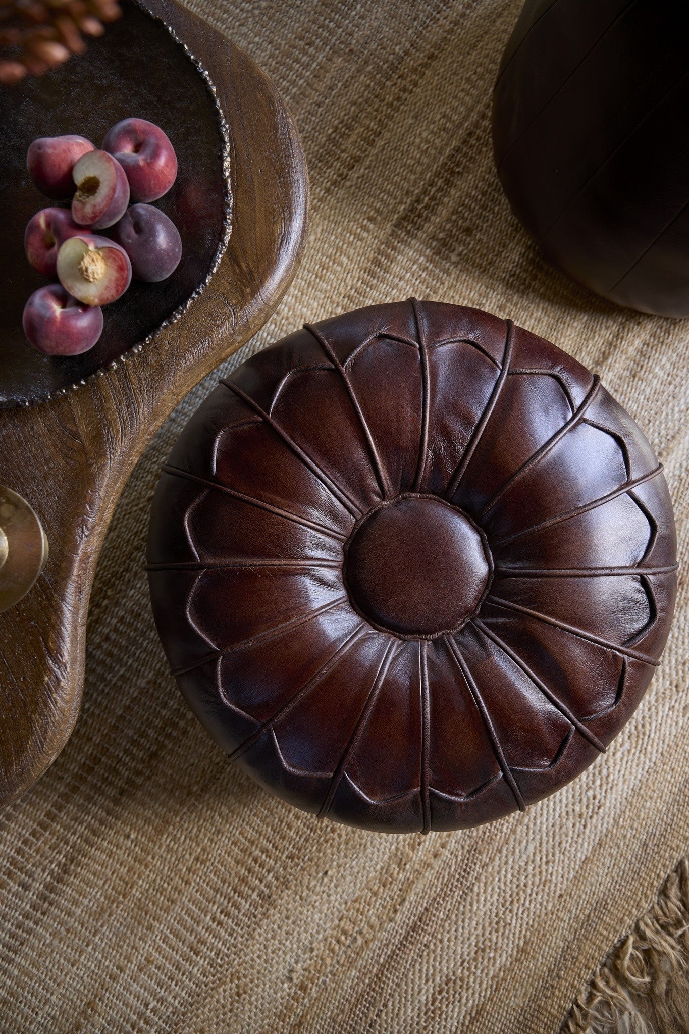 Lederpouf in Dunkelbraun mit markanter Form