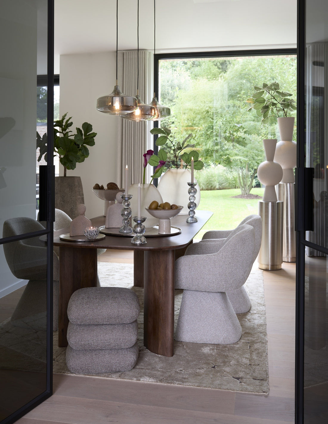 Moderner Armlehnstuhl mit skulpturalem Gestell