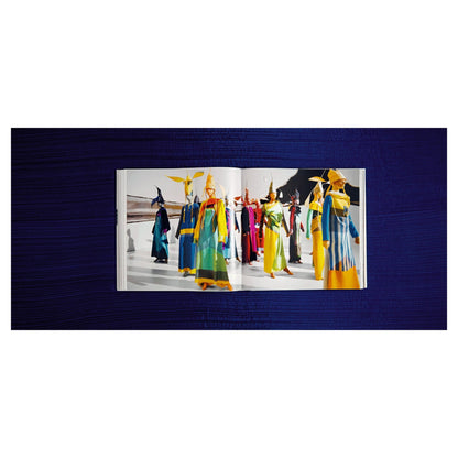 Innenansicht mit Modefotografien von Yuriko Takagi aus der Issey Miyake Edition

