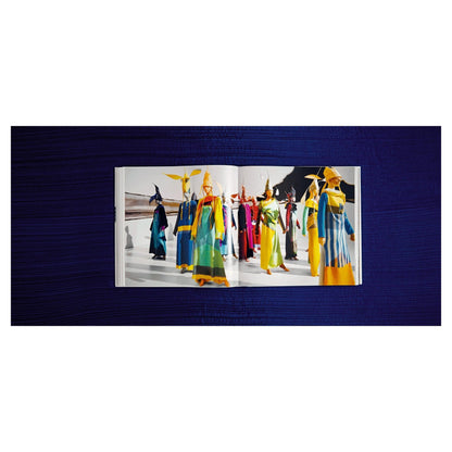 Innenansicht mit Modefotografien von Yuriko Takagi aus der Issey Miyake Edition

