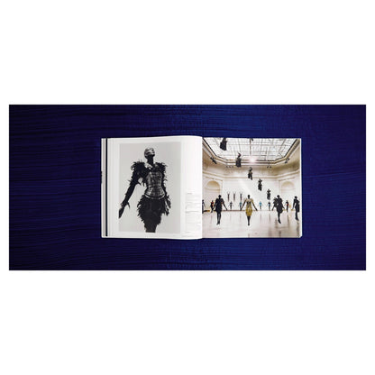Exklusiver Hardcover-Bildband dokumentiert innovative Mode von Issey Miyake

