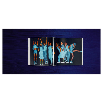 Ikonische Miyake Pleats und Body Series Designs präsentiert im Issey Miyake Bildband

