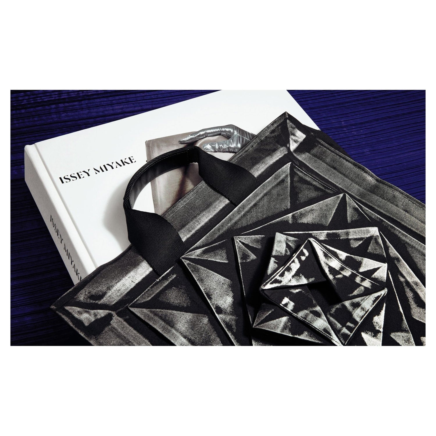 Limitierte Edition Buchcover ISSEY MIYAKE in Tasche