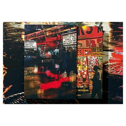 Fotografie einer nächtlichen Straßenszene in New York

