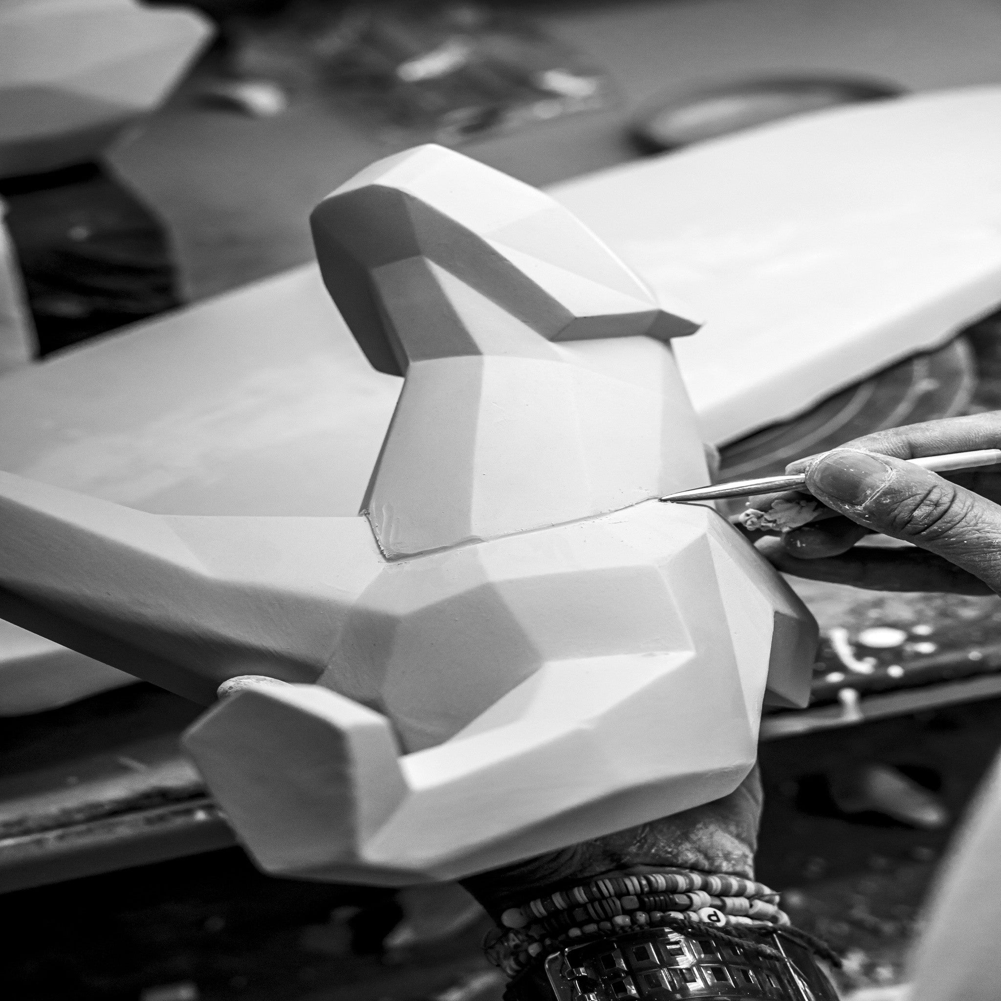 Panther Skulptur aus Porzellan – florale Kunst im Origami-Stil