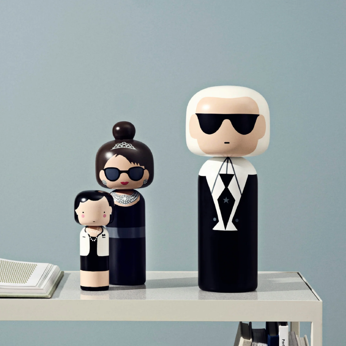 dekorative Holzfiguren im Kokeshi-Stil von Lucie Kaas, inspiriert von Modeikonen Karl Lagerfeld, Coco Chanel und Audrey Hepburn 