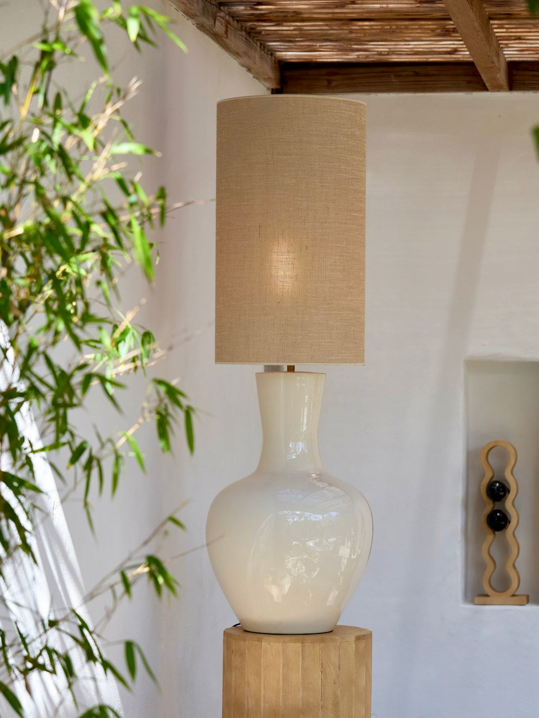 Lámpara de mesa NANA crema con pantalla textil arena – diseño redondo (H125 cm)