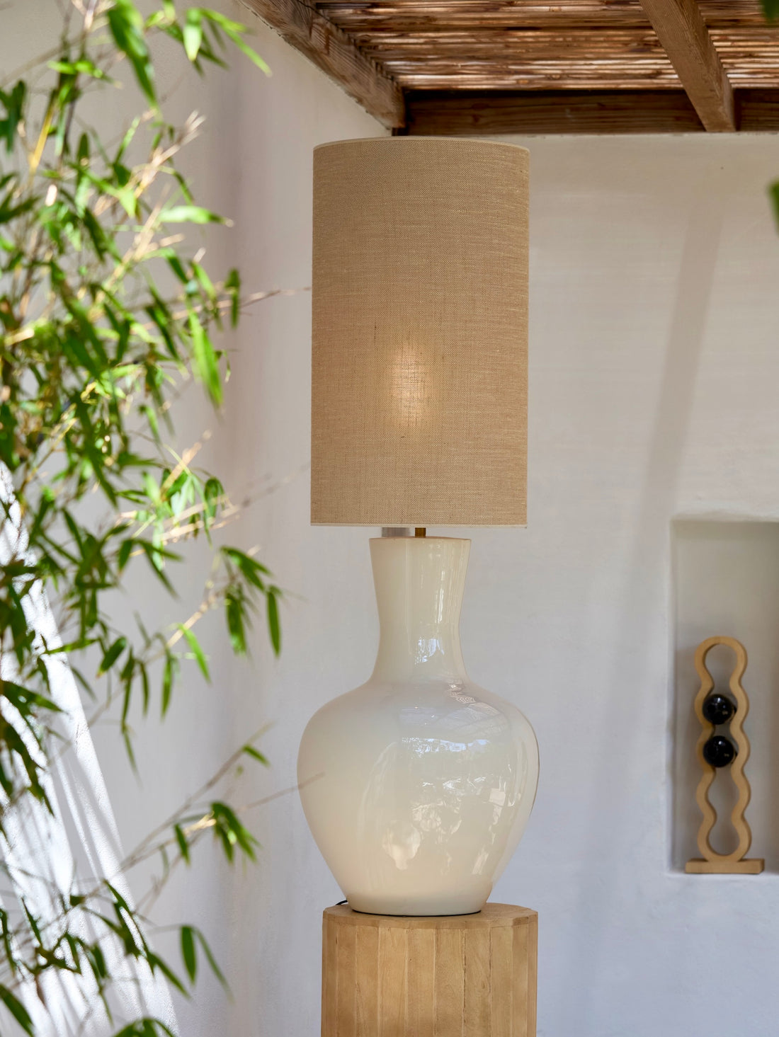 Lámpara de mesa NANA crema con pantalla textil arena – diseño redondo (H125 cm)